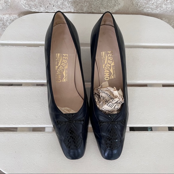 Salvatore Ferragamo low heels snake navy pumps 9.5 vintage - Picture 2 of 9